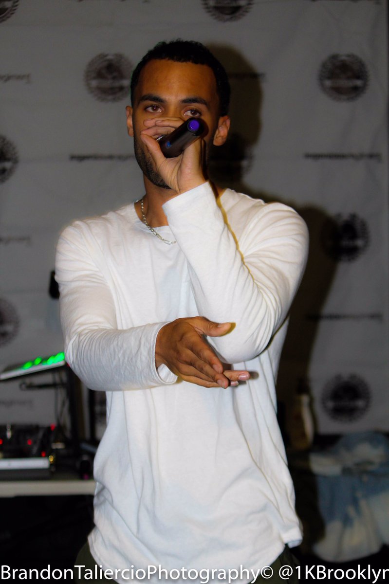 1GetMoneyATL's tweet photo. @Jus_alex_ rocked the stage the other night at #LiveAssArt hit him up. Work with bro, talented. Hardworking π https://t.co/59VH79fmhz