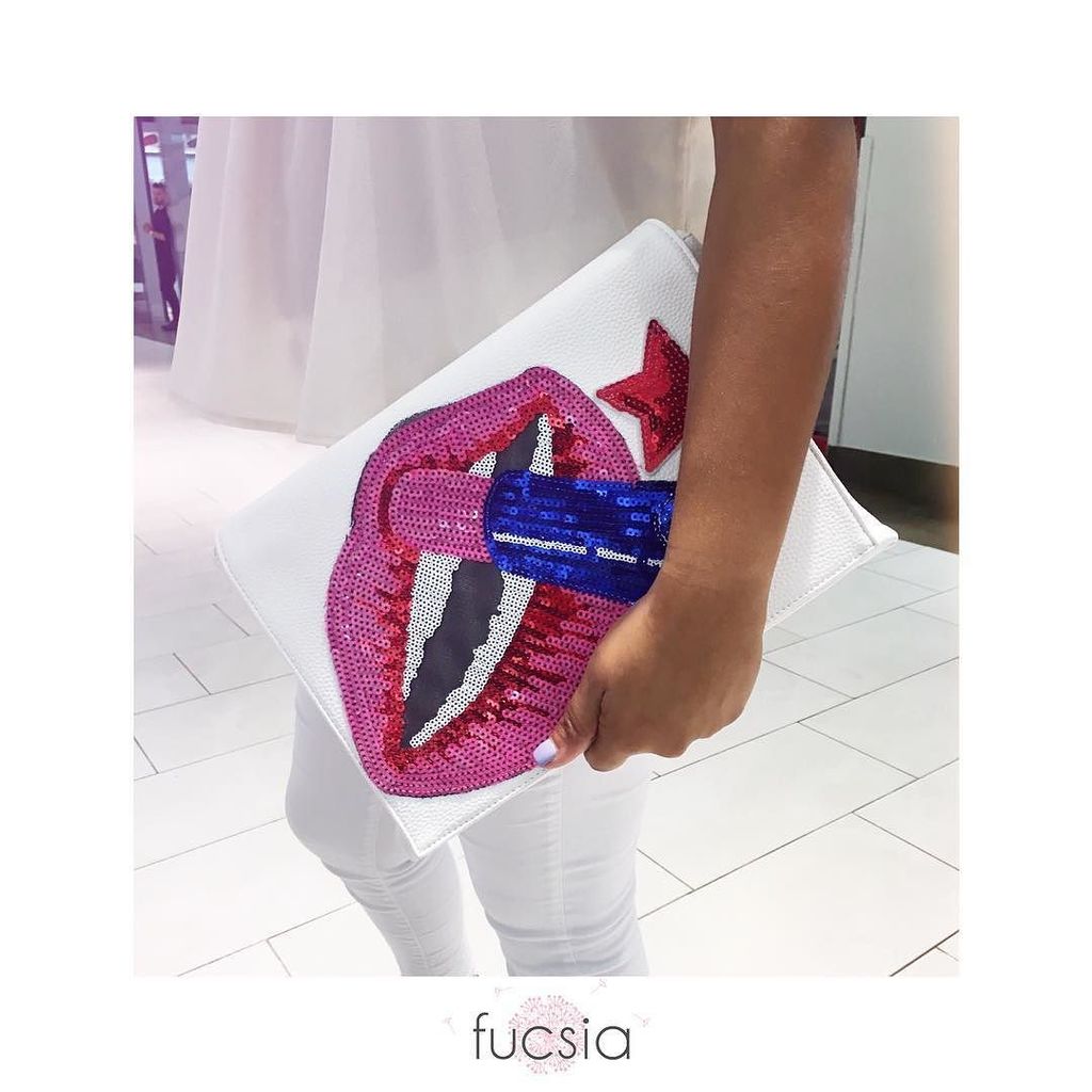 Marggarre's tweet photo. #clutch #makeup #makeupjunkie #anchor #neon #fun #solarquartz #tassel #summerlayers #gemstone #jotd #iluvfucsia 1st… https://t.co/BpdrSU2Ryk