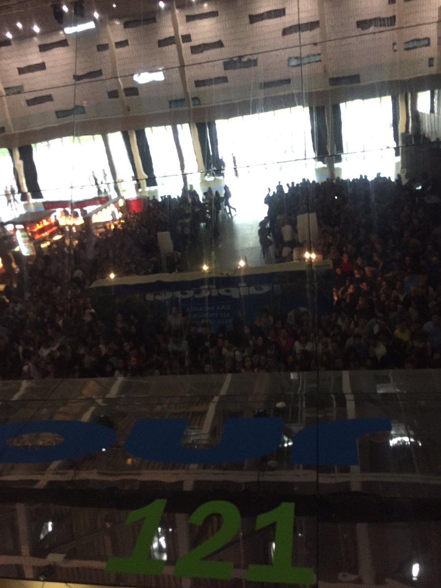 GianVlog's tweet photo. Un'ora e mezza di coda in piedi senza ossigeno! @Fedez @XFactor_Italia #XF10 https://t.co/wB6uUEskB0