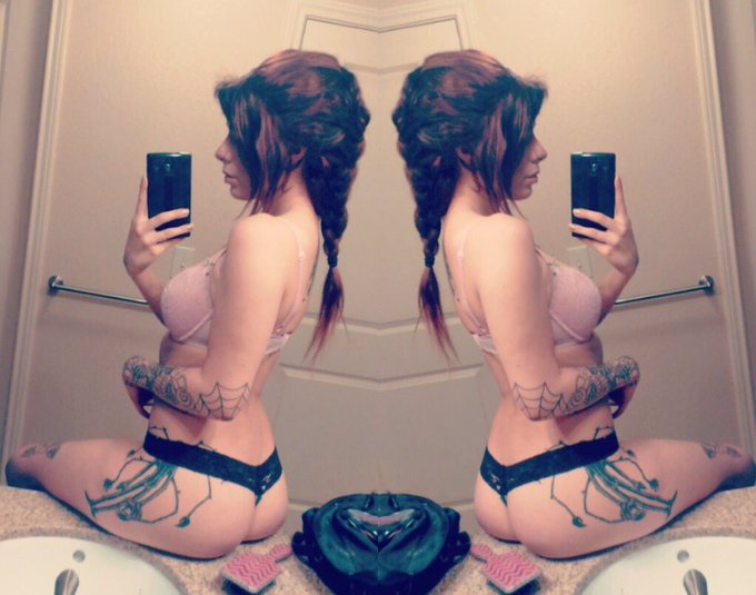 2 pic. Gotta love the mirrored booty on @Luna_Marieee  #twiceasnice https://t.co/IFf1vkSHIB