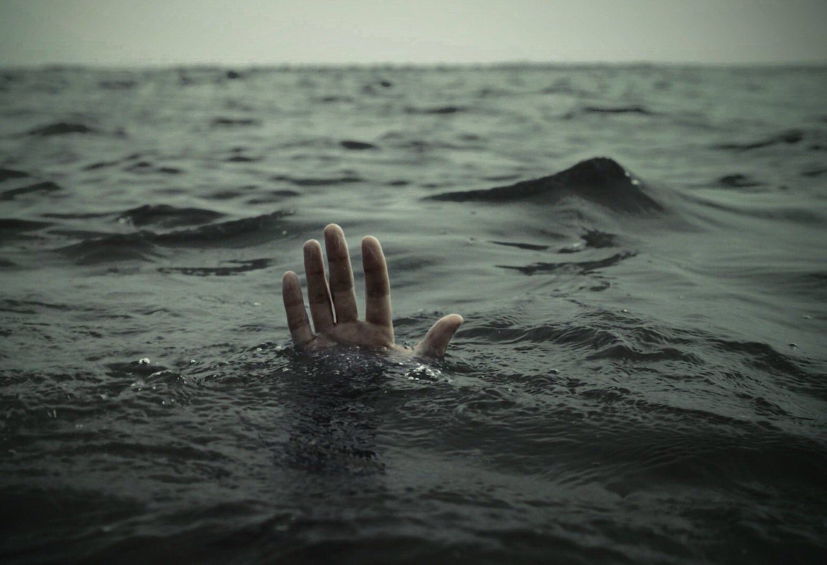 AnnaColp's tweet image. Provavo a risalire, invece annegavo.