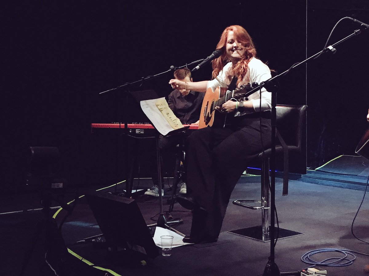 rtl1025's tweet photo. Ho vissuto in bilico mi è servito è così ma non è stato facile stare in piedi @noemiofficial #Suite102Live #NoemiRTL https://t.co/0juZsYMCx9