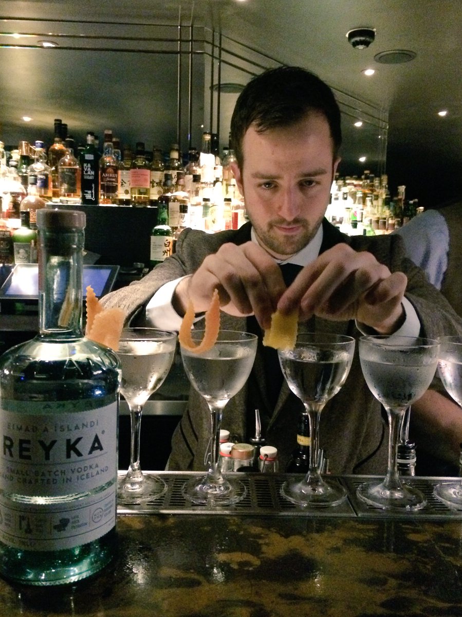 And now for <a href="/ReykaUK/">Reyka Vodka</a> Glacial Martinis at <a href="/CitySocial_T42/">City Social</a>... #reykaglacialmartini
