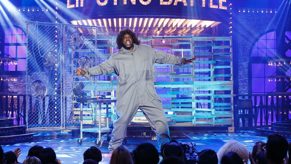 THR's tweet photo. Watch: @Shaq channels 'Flashdance' in #LipSyncBattle preview https://t.co/9wWE9Md94X https://t.co/kD2MsyZaKI