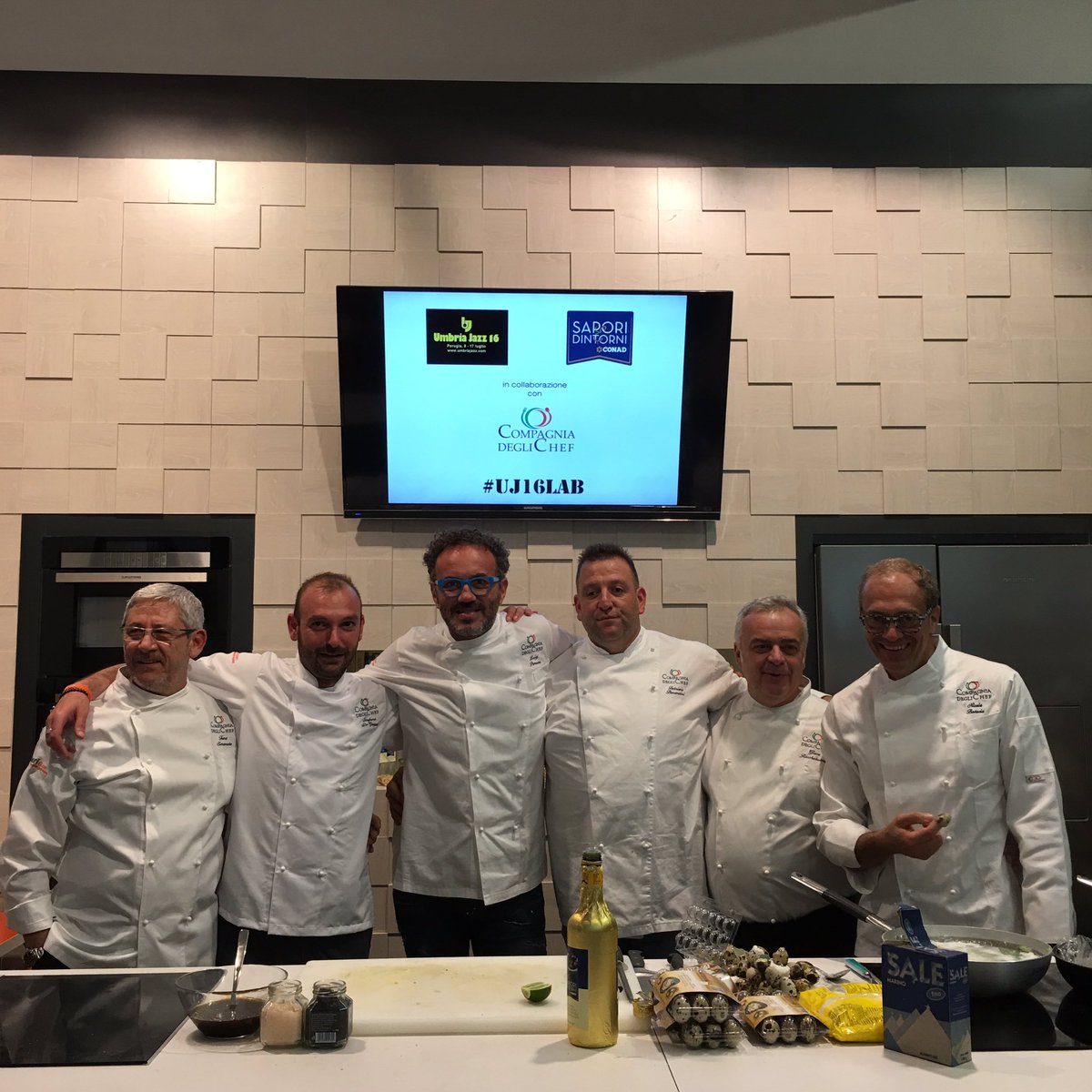 Conad's tweet photo. Questa sera nell'Agorà dell'enogastronomia con @cdechef e @UmbriaJazz_OFC: cibo e musica ancora insieme #UJ16LAB https://t.co/puGfoYwQTF