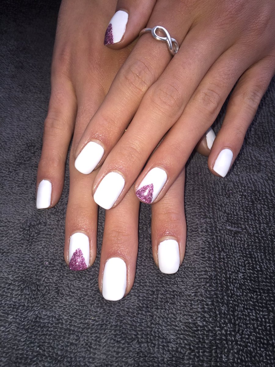 stephhaslam29's tweet photo. Holiday Nails done today ☀️👙🍸 https://t.co/3g9AELxF8B