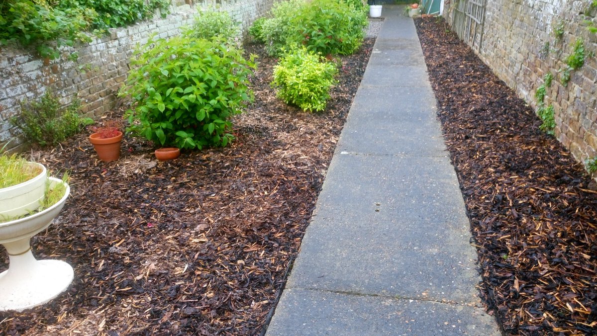 TiDeeHome's tweet image. Weeded and fresh bark down, gate fixed
