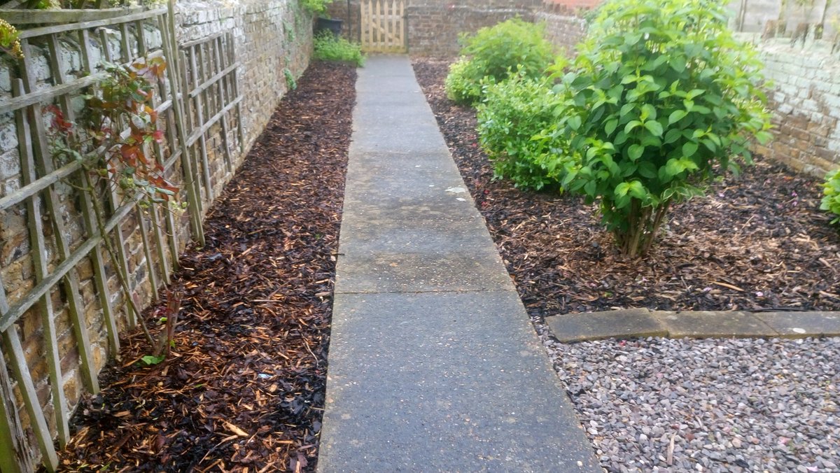 TiDeeHome's tweet image. Weeded and fresh bark down, gate fixed