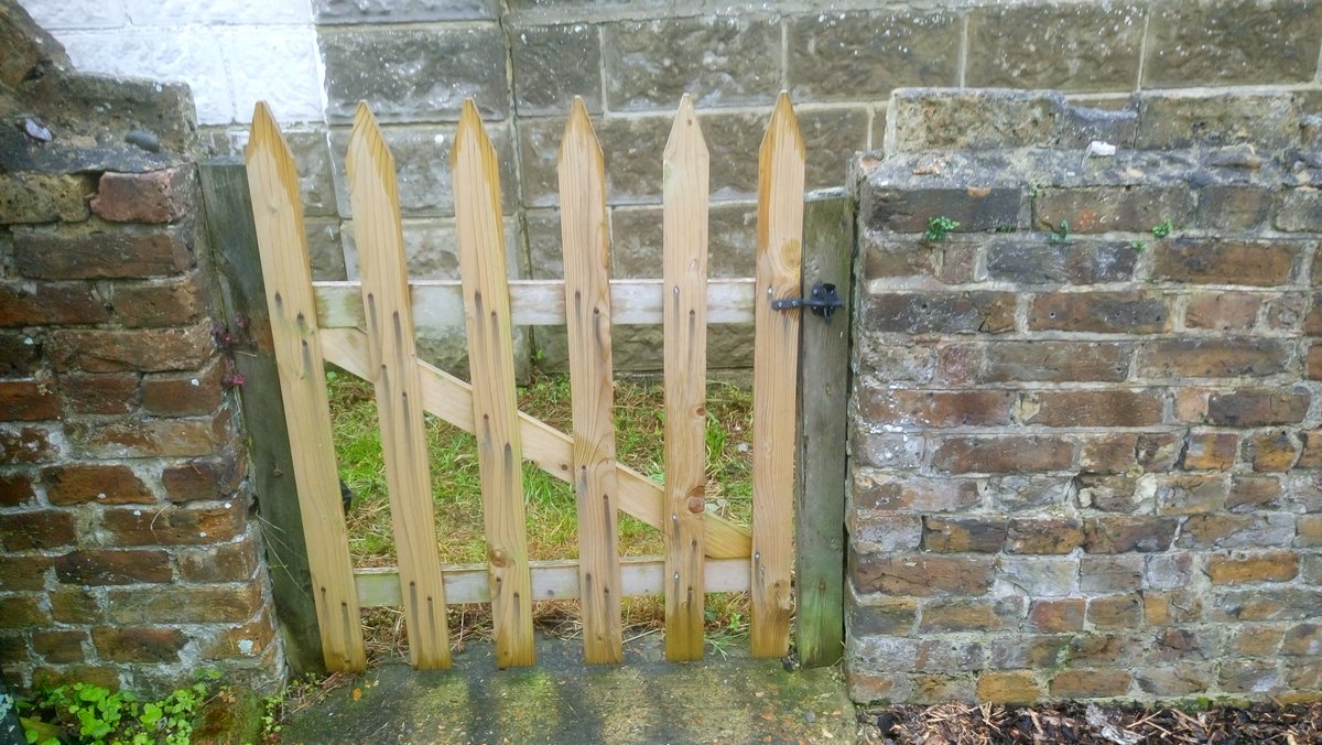 TiDeeHome's tweet image. Weeded and fresh bark down, gate fixed