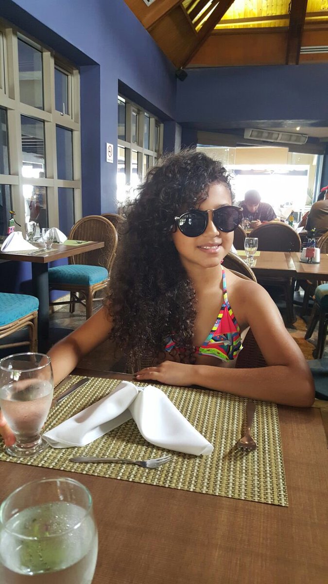 Con gafas#biendo de negro