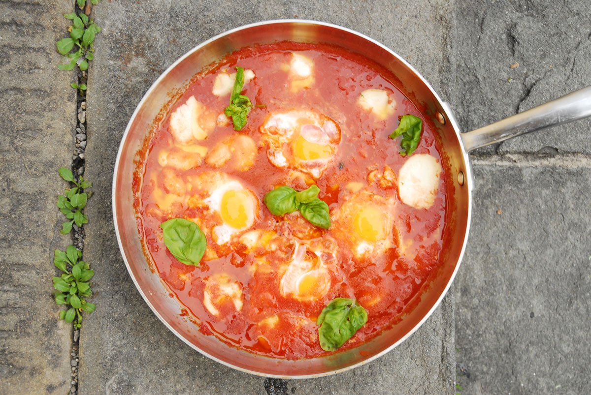 Uova al Pomodoro is one of my absolute favourites: so simple and so delicious #recipe: davidrocco.com/recipes/uova-a…