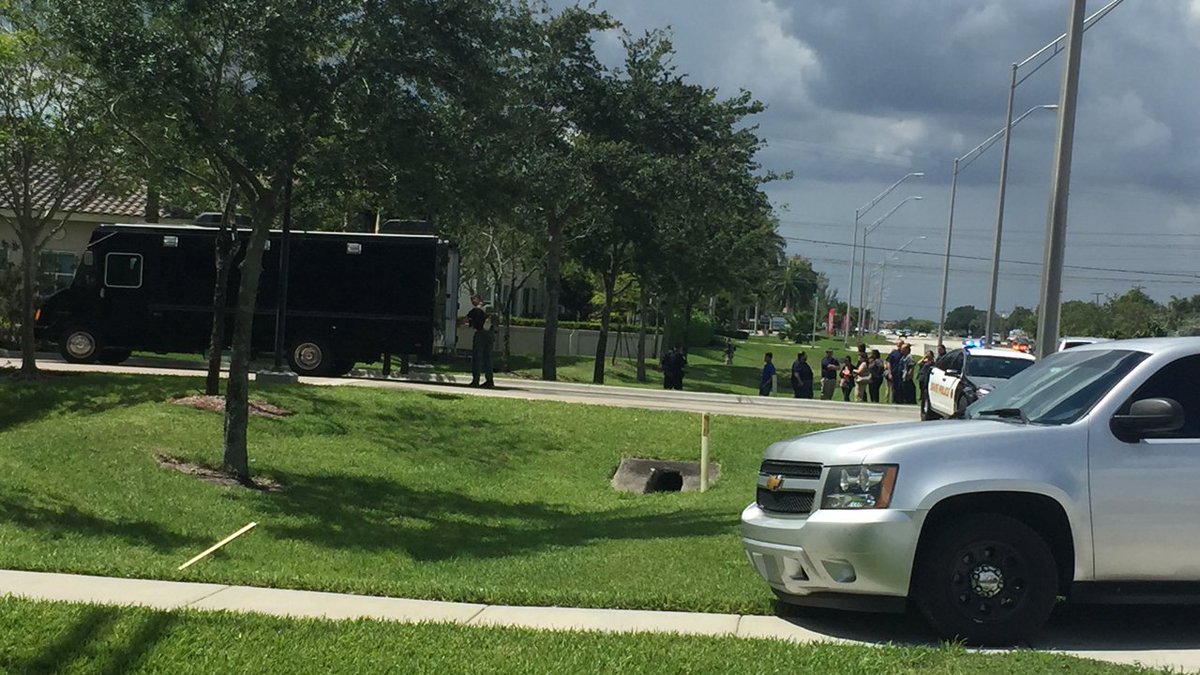 Gunman in Davie office building prompts evacuation bit.ly/280ReEN?utm_me… https://t.co/F0mRIH8xKE