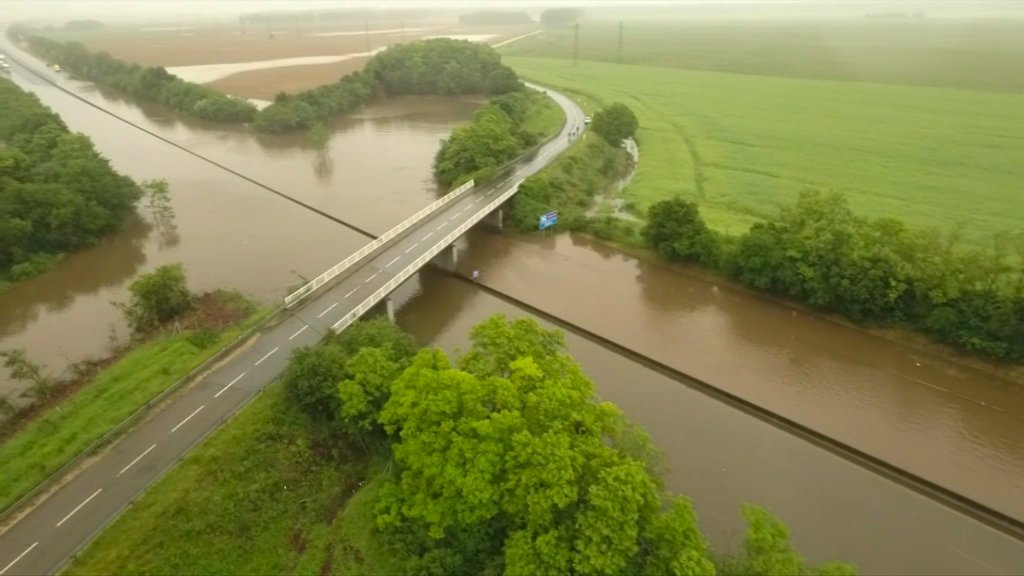 VIDEO - Inondations: l'autoroute A10 bloquée bfmtv.com/mediaplayer/vi…