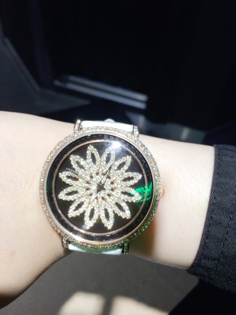 upperxxxupper's tweet photo. UPPERでは時計の販売も始めましたっ⌚️👏🏻✨
キラキラでかわいいし、大きさも大きめでワンポイントにおすすめです😆✨✨
スタッフも何人か着けているので、気になった方はぜひぜひお声お掛け下さい😊💕

#UPPER歌舞伎町
#時計販売 https://t.co/ra3fhKYzYn