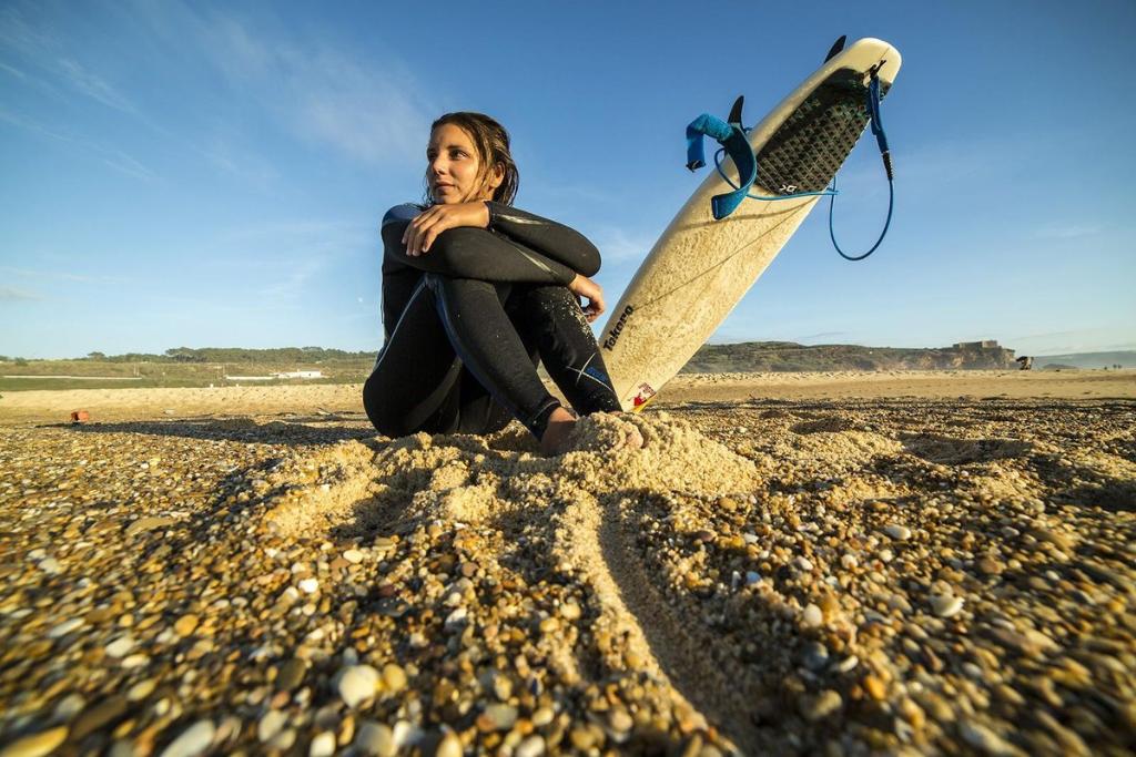 RedBull_Surfing's tweet photo. #Nazaré mola... ¡y la maga del #surf @MayaGabeira te cuenta los motivos! https://t.co/3Wsfo6URSR https://t.co/lxRSCRbKaj
