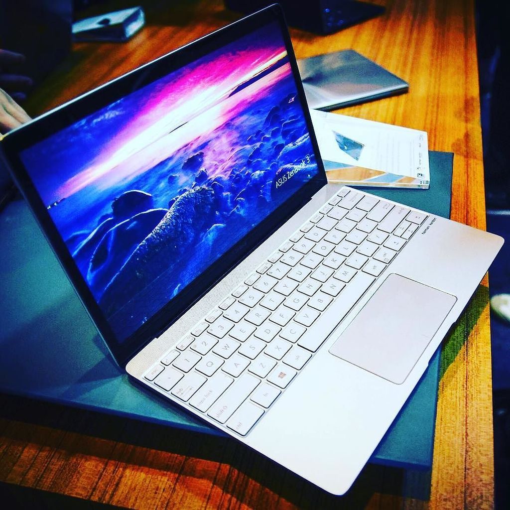 InfinitePlusT's tweet image. The Asus ZenBook 3 features impressive hardware with an Intel Core i7 processor and a 1TB SSD in a super slim desig…