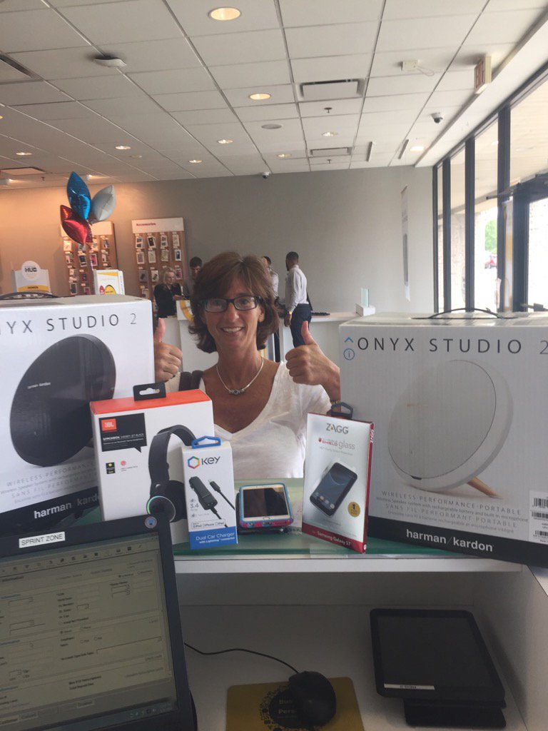 Sprint_Boro's tweet photo. You know u gotta have an HK in both colors! Come see Brentwood 4 amazing acc deals! @Carol_Anderson4 https://t.co/pOA5rsNrnM