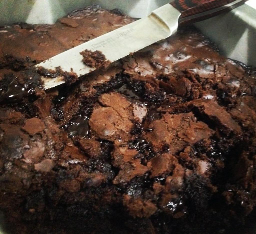 AFRIDII_10's tweet photo. Freshly Baked for this night #chocochunk #brownies #dinner #dessert #yumm https://t.co/ZRTsDLC6DM