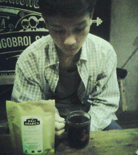 Temen bawain kopi dari thailand baru mau disruput eh ditaruh lagi kopi bali disampingnya, sayang kalo gak disruput.