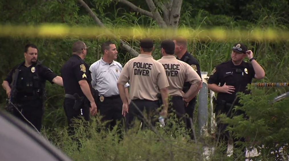 JRodzMIA's tweet photo. Detectives return to the scene where a body was found being eaten by alligators @Telemundo51 @lisettmarit51 https://t.co/0LvgTyBlCw