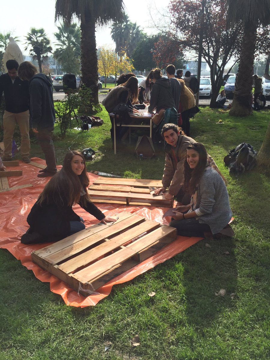 #DÍADELRECICLAJE en Comercial. Todos al patio a apoyar la construcción de los #palets !!