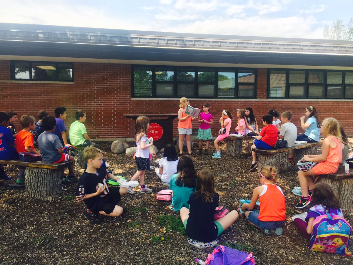 Julia_Pemberton's tweet image. Great job, Book Buddies Club! Loved watching the performances in the courtyard today, @MrsNolanTeacher !
