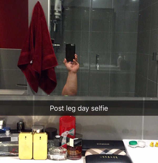 TiboInShape's tweet photo. Quand tu fais un selfie après le jour des jambes https://t.co/PskoYkNj6o