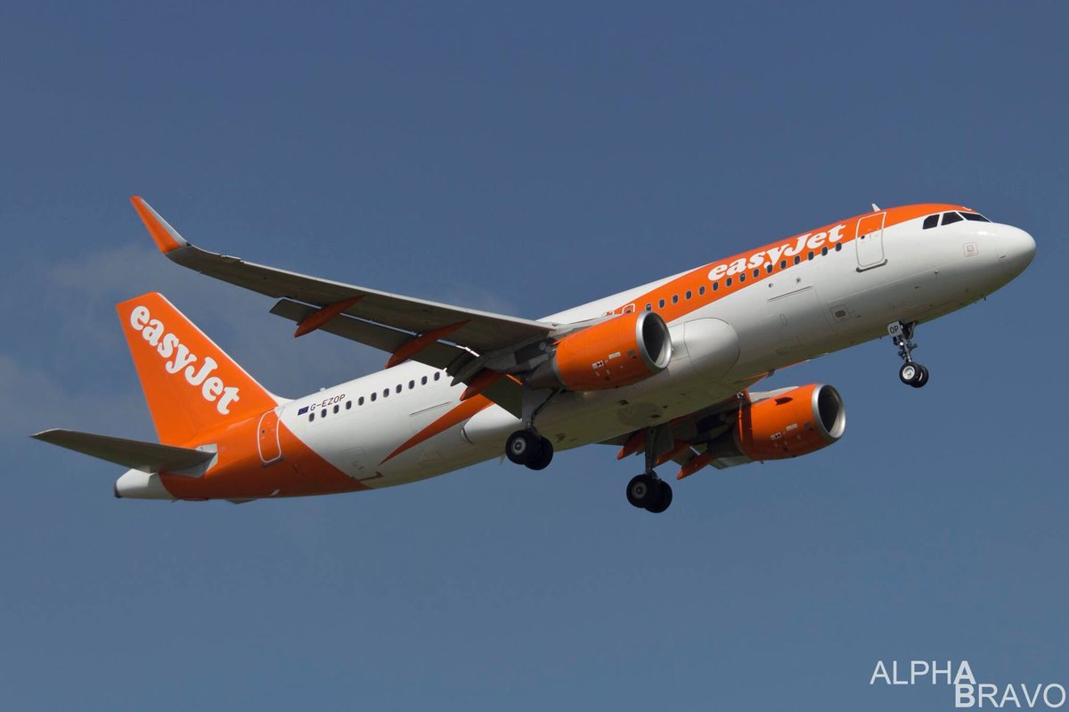 _alphabravo's tweet image. One for the easyBus team! G-EZOP A320 arriving on 08R at London Gatwick #avgeek #aviation #easyBus