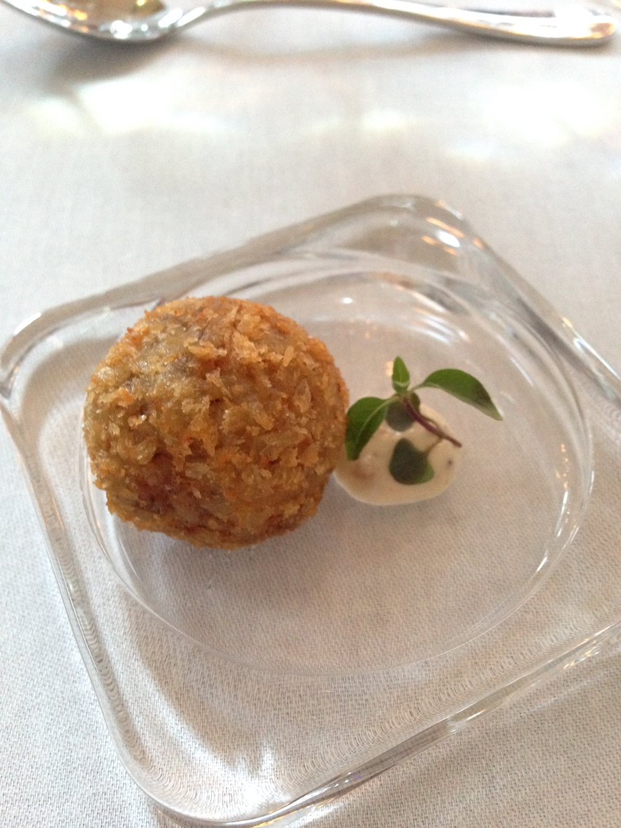 Amuse-bouche <a href="/KingsInns/">Óstaí an Rí | King’s Inns</a> for @csudit with delish <a href="/mitchellandson/">Mitchell & Son</a> sauvignon blanc #dgs2016