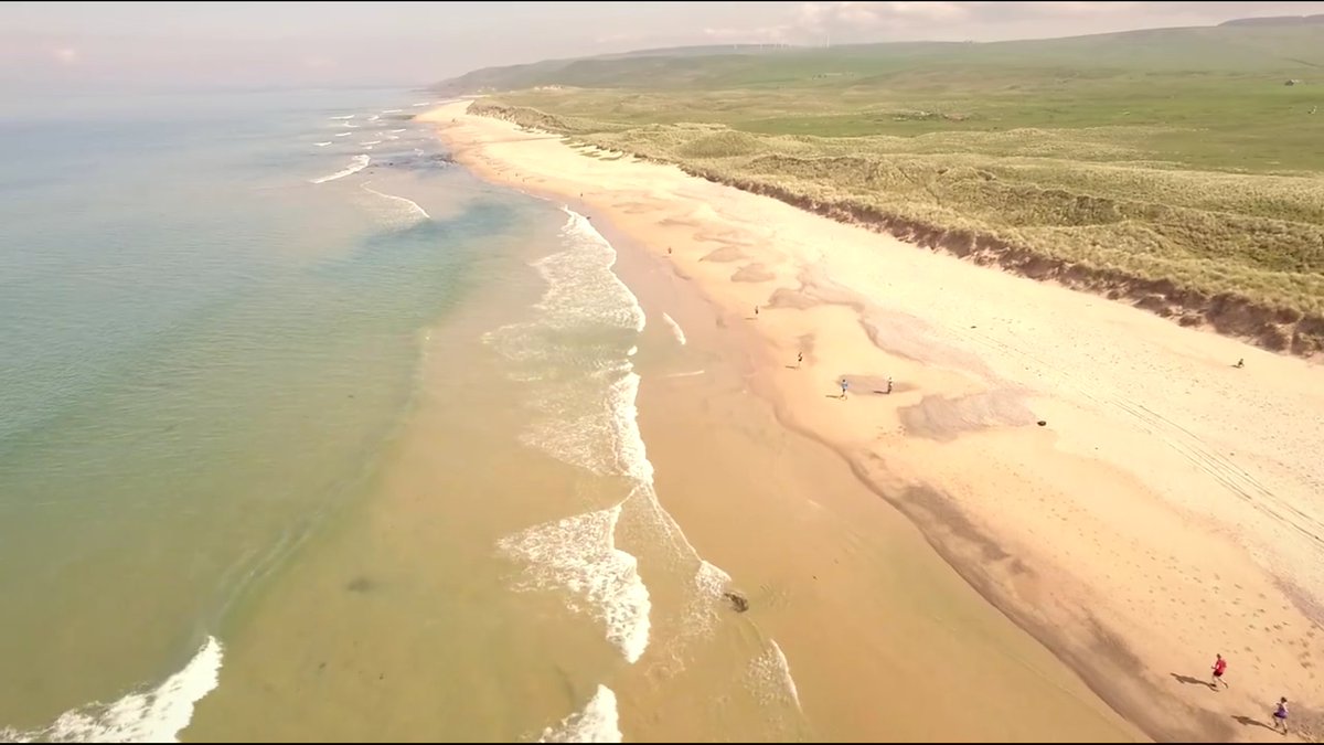 A still from <a href="/RHPhotography7/">RayHosiePhotography</a> video of the <a href="/MOKRUN/">Mull of Kintyre Run</a> 1/2 marathon. Amazing! Where else can you see scenery like this? 🏃