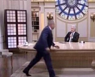 SallamSalah's tweet photo. لما امك تكون بتنضف البيت وانت قاعد تتفرج عالتلفزيون https://t.co/NfJtCk045z
