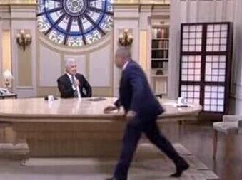 SallamSalah's tweet photo. لما امك تكون بتنضف البيت وانت قاعد تتفرج عالتلفزيون https://t.co/NfJtCk045z