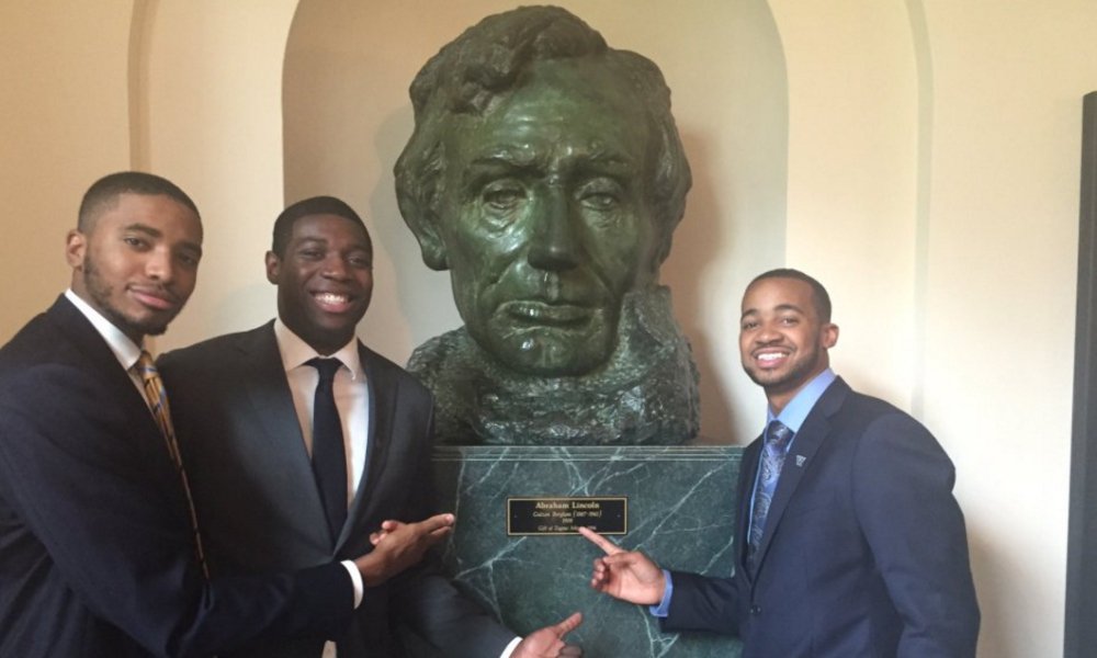 usatodaysports's tweet photo. Villanova basketball players are having blast celebrating their NCAA title at White House. https://t.co/ODOSn9XGqm https://t.co/JyayT9C65Q