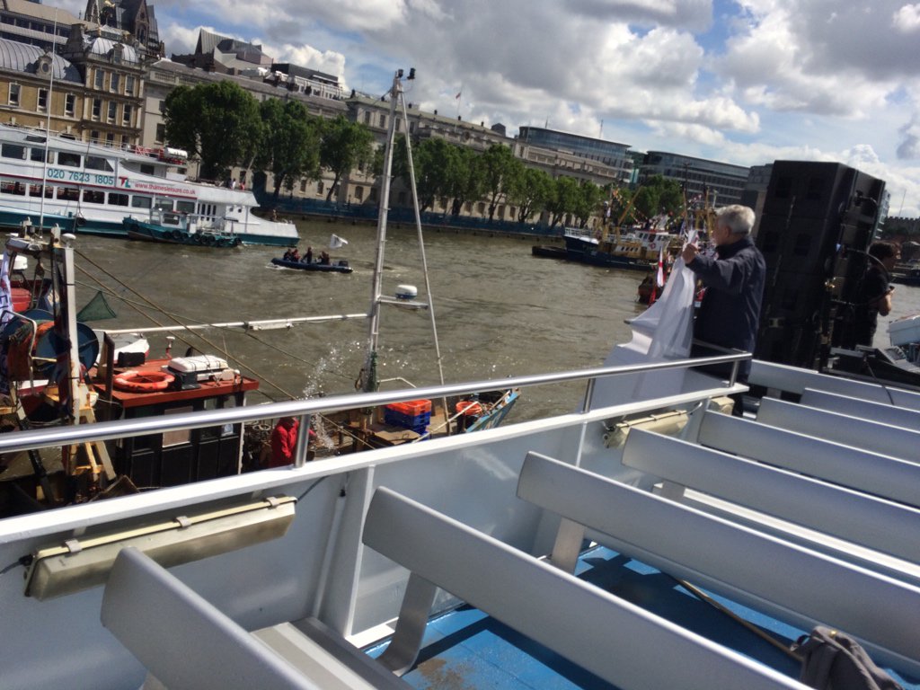 Farage's Brexit flotilla attacked on the Thames by Bob Geldof  Ck-2qfYXAAAuaSp