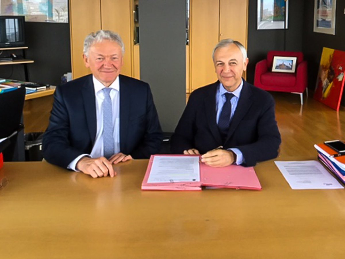 SPFMobilite's tweet photo. Signature du 1er contrat d’administration conclu entre @FrancoisBELLOT &amp; @SPFMobTransp #transparence #mobilité https://t.co/dNGWRx43P1