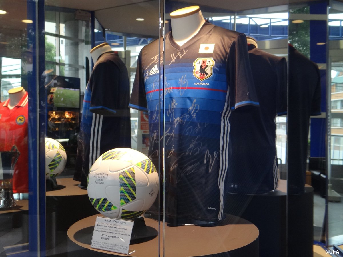 日本サッカーミュージアム 新着展示のお知らせ 日本サッカーミュージアム1階エントランスにて キリンカップサッカー16 のユニフォーム 日本代表選手 ハリルホジッチ監督サイン入り と使用球を展示中です T Co Jhhrwo8hky