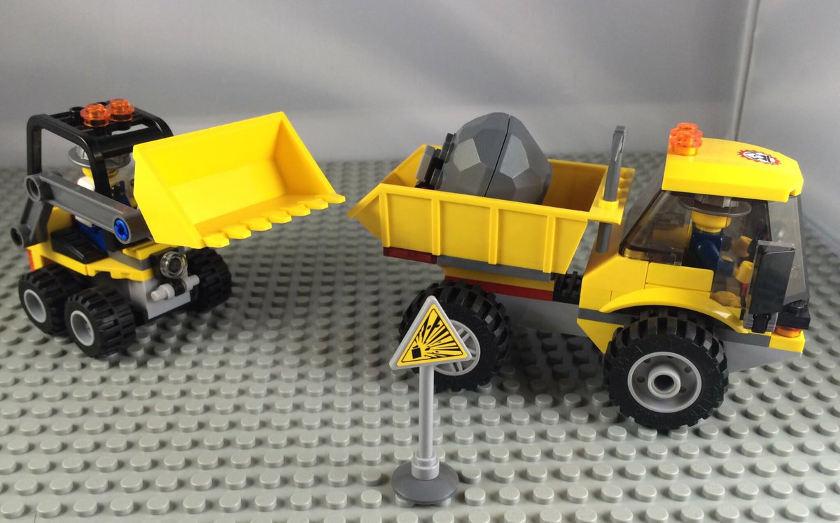 BrixInvest's tweet photo. #legophoto #photography #afol  #LEGO #legopics #legostagram #legoloader #legodumptruck https://t.co/MxUQiu38e3 https://t.co/rWsTv54og7