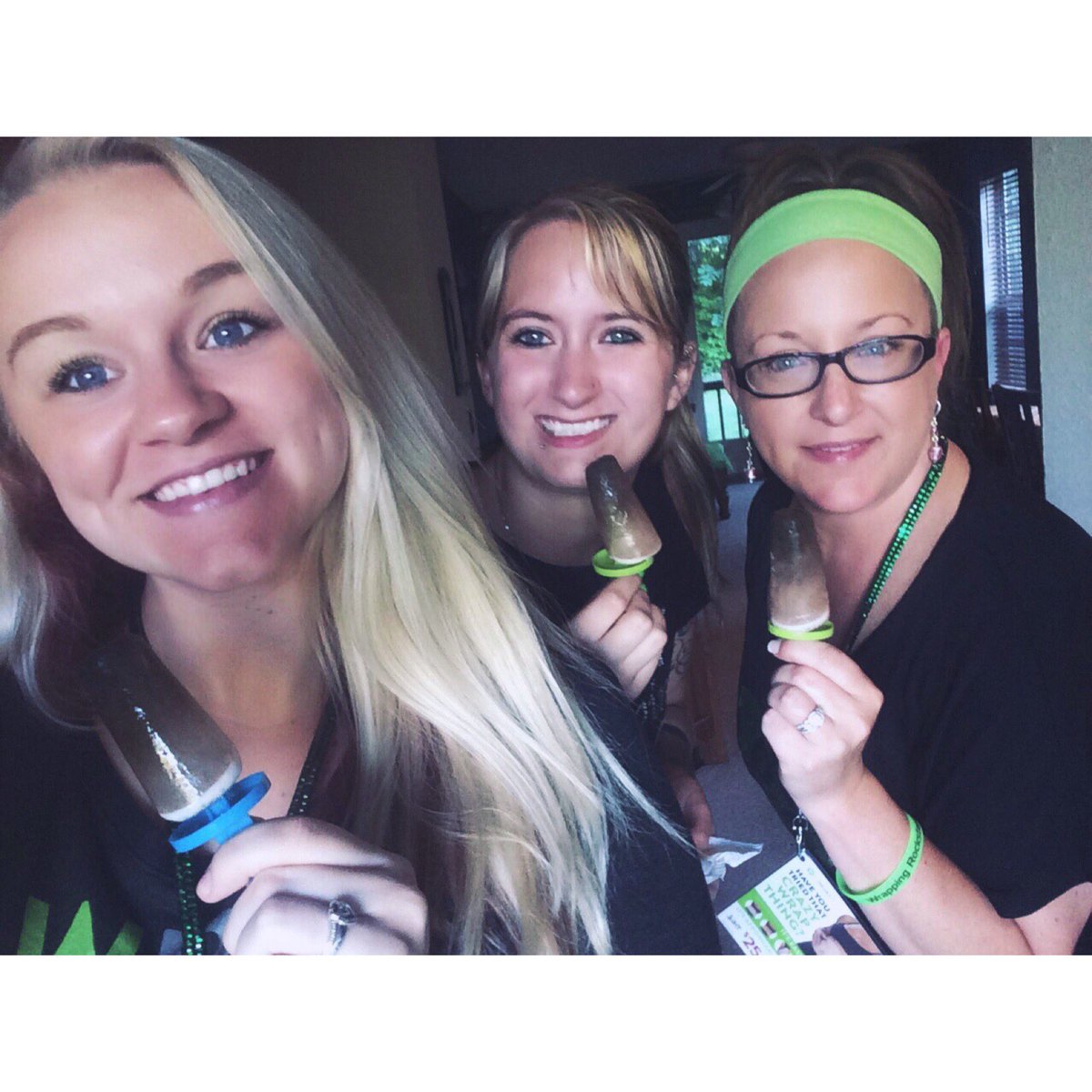wrapqueenb's tweet photo. We made GREENS ice pops!!! We also started our team 30 day wrap &amp; thermofit challenge! 😍 #ItWorks #Healthy #Family https://t.co/WkHUJnqepR