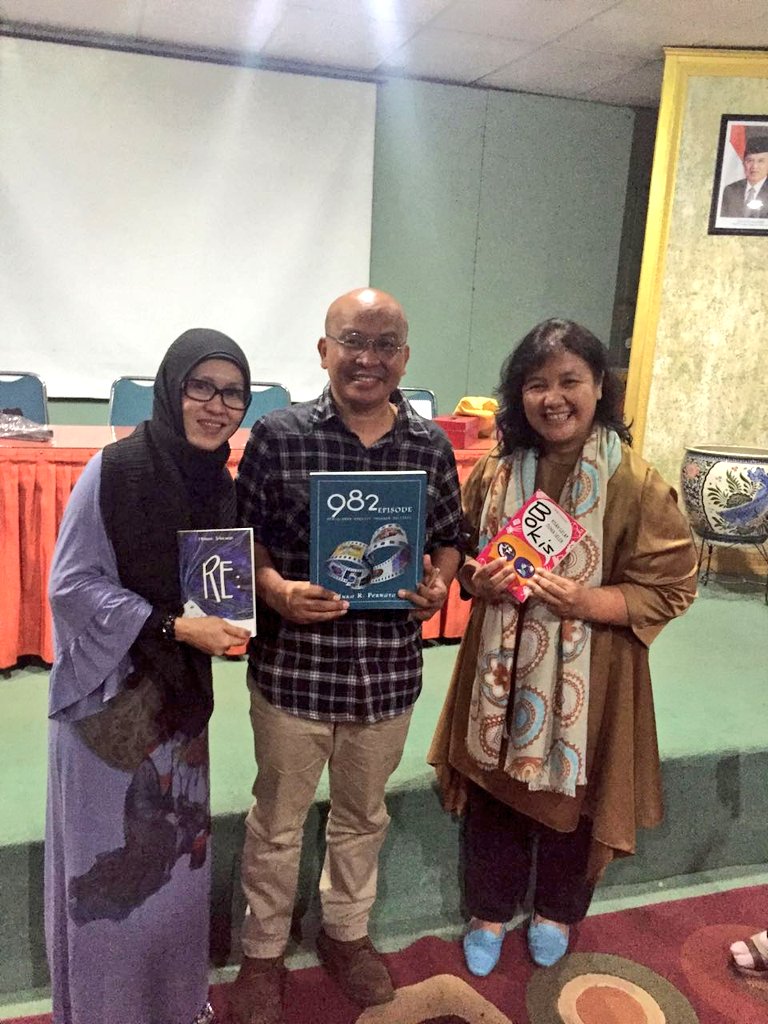 maman1965's tweet photo. Berbagi cerita ttg penulisan dan jurnalistik di SMA 3 Setiabufi, Jakarta. @penerbitkpg https://t.co/uljuFTfq2k