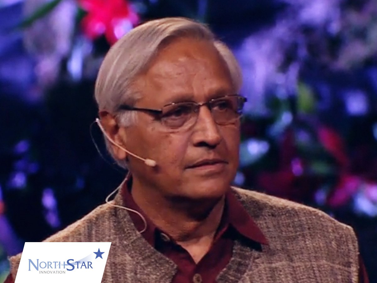 Yalınayaklar Koleji’nin kurucusu Bunker Roy, yaşadığı bir Hint fakir köyünden mühendis ve doktorlar çıkarıyor.