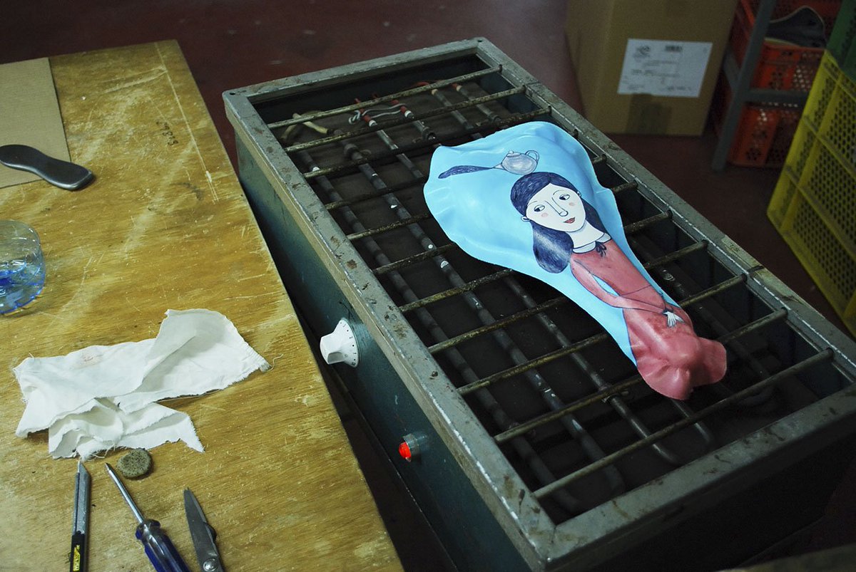 essaxtwtr's tweet photo. Sillines con vida propia.Obra de la artista Núria Téllez Bravo para #Pinzat. Más info: https://t.co/iLmDspgBje https://t.co/cv8kTBEZiA