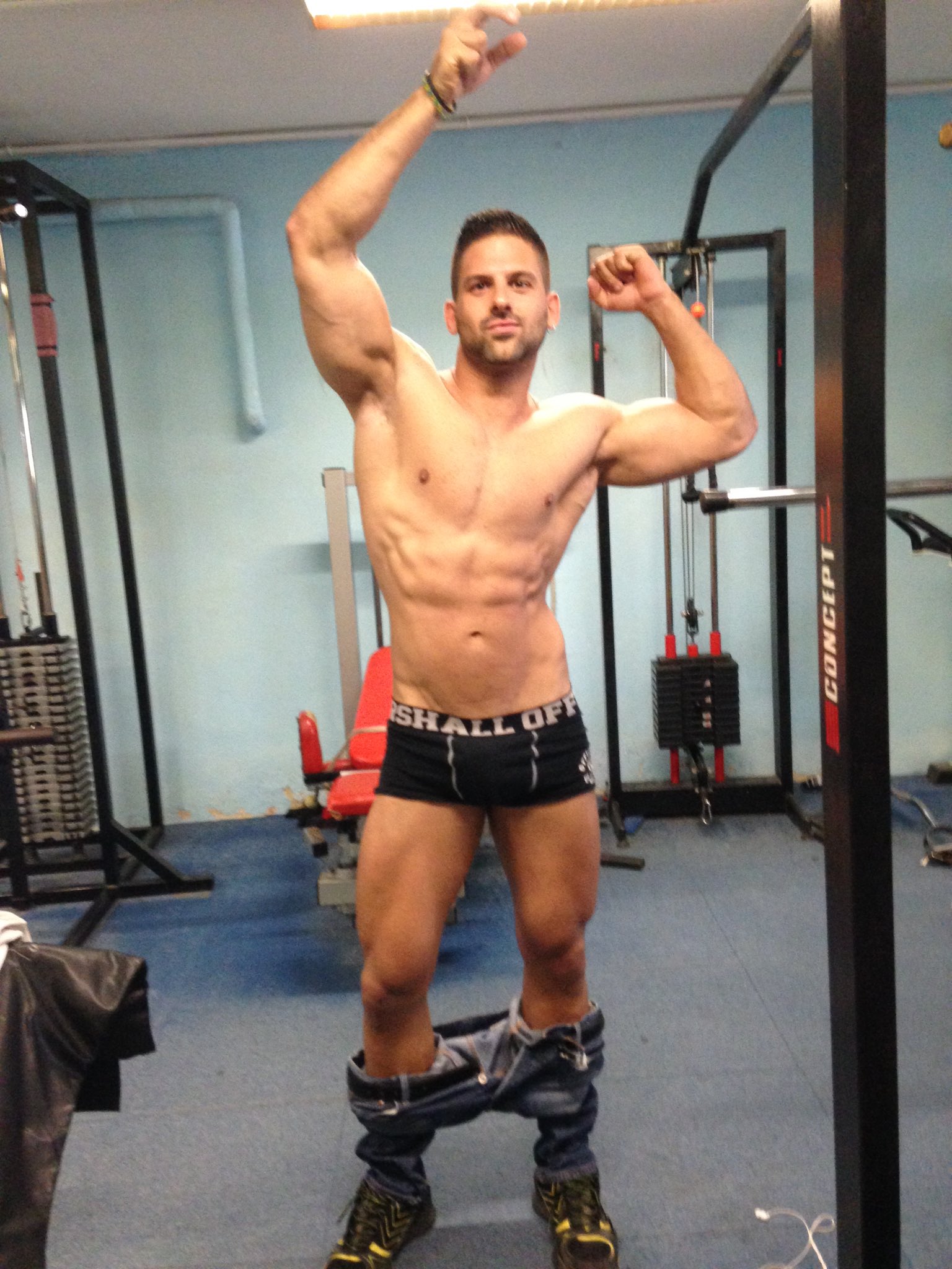 X 上的Lorenzo Viota [+18]：「Merci Twitter pour mon anniversaire lol 😘😘😘  t.colHe3IcUg7k」  X