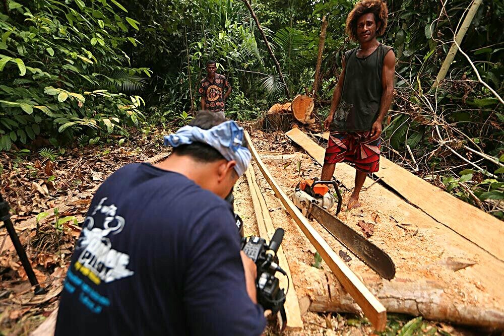 EkspedisiBiru's tweet photo. Proses mengolah kayu di Sawendui, Kep. Yapen, Papua. Sejak didampingi @WWF_ID warga lbh selektif menebang pohon. https://t.co/SBTqj0jqER