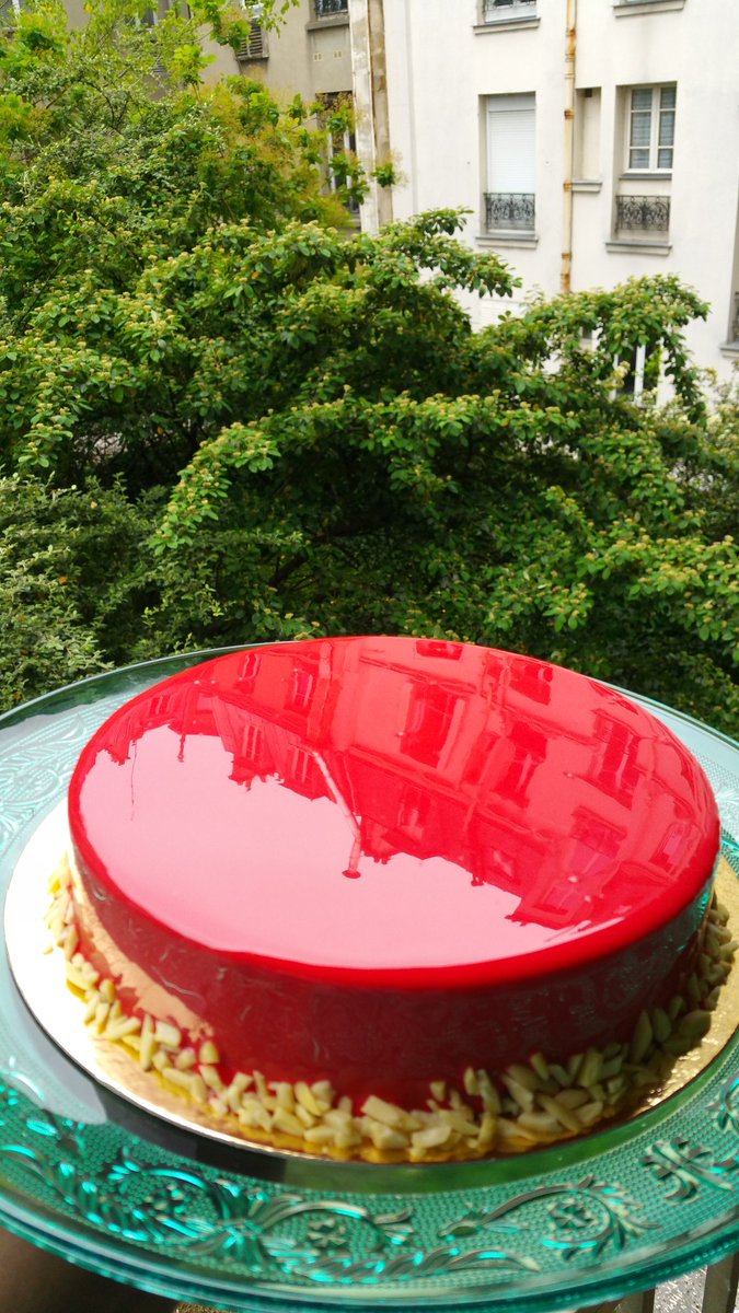 Paris red-flection on my Ivory Chocolate mirror glaze <a href="/Valrhona/">Bao Truc</a> @ValrhonaFrance #valrhona #chocolate #patisserie