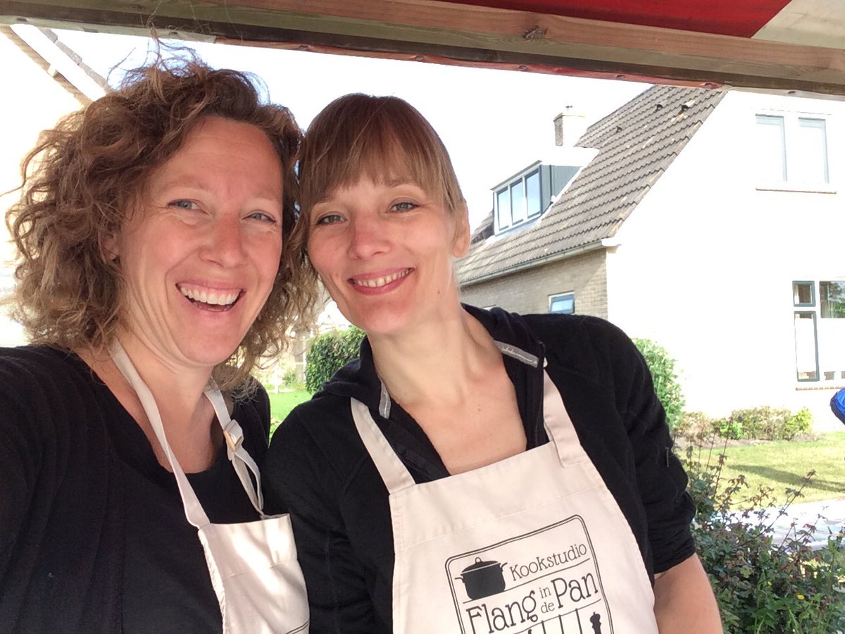 Pofkes bakken met Mariska op de braderie in Hoorn, lekker!! <a href="/flangcupido/">Flang Cupido</a> #oerol16 #Terschelling