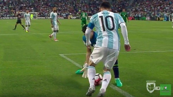 20mDeportes's tweet photo. El doble caño de Messi ante Bolivia en la #CopaAmerica da la vuelta al mundo https://t.co/B1ltVtsqcV https://t.co/scln54BrCG