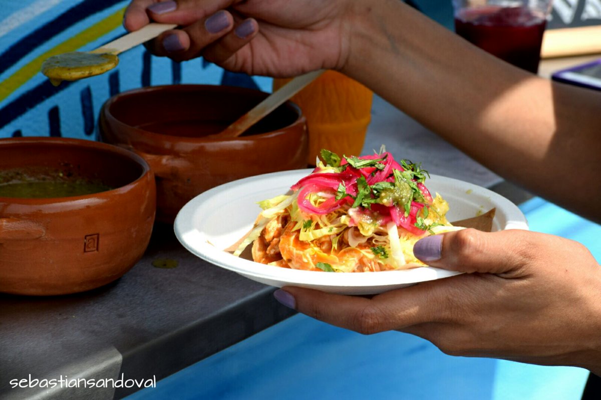 En <a href="/monchisbcn/">Monchis</a> dando a probar nuestra tortilla crujiente de maíz con tinga de pollo y lots of of love #gotthemonchis