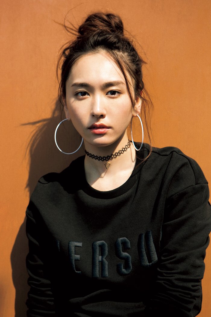 こおり Nylonの新垣結衣さんがタイプ です 表紙といい砂漠みたいなとこ歩いてるcmの茶色茶色してるメイクといい 色気とストリートが合わさってて最高 こういう新垣さんだけの写真集欲しい 12年に出てるけど 今のが欲しい T Co Jo0qnngauo