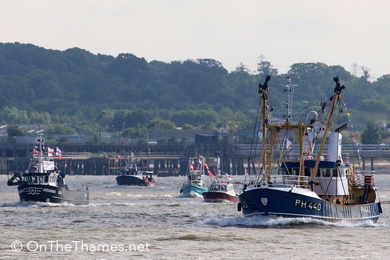NilNisiBonum12's tweet photo. Love the #FishingForLeave protest sailing up the Thames, proper #british protest! #Brexit https://t.co/JpFRJEILbG