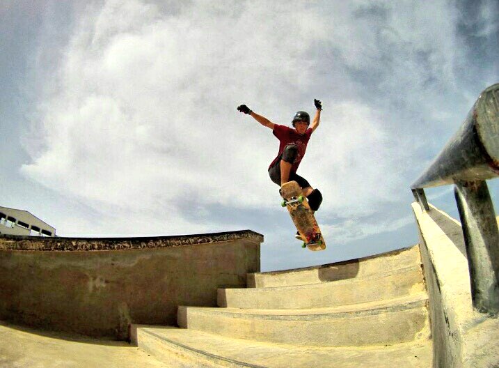 oslongboarding's tweet photo. Jankiel Carranza toma vuelta con la Arbiter DK en el skatepark de Barceloneta. #OriginalWorldWide 📷: Jose Aparicio https://t.co/wmDvLYOBIx